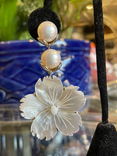 Cristina Sabatini Earrings Mother of Pearl Flower Drop